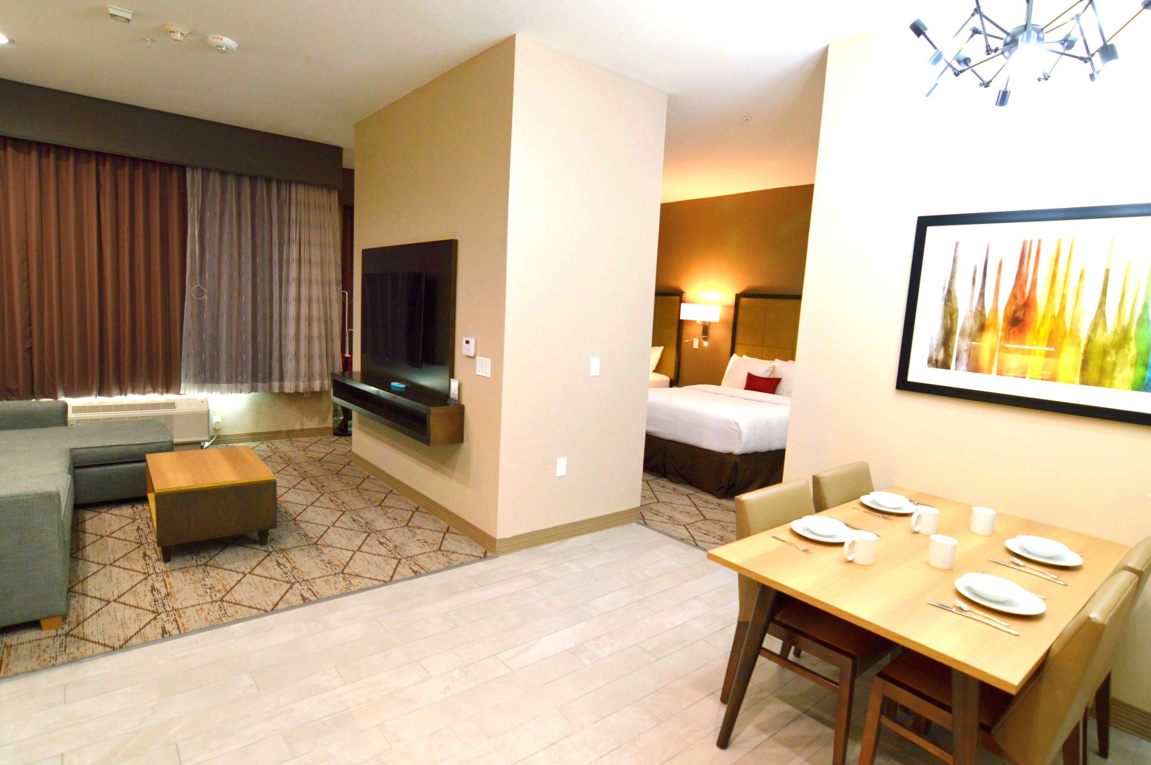 Best Western Plus Pleasanton Hotel Екстериор снимка