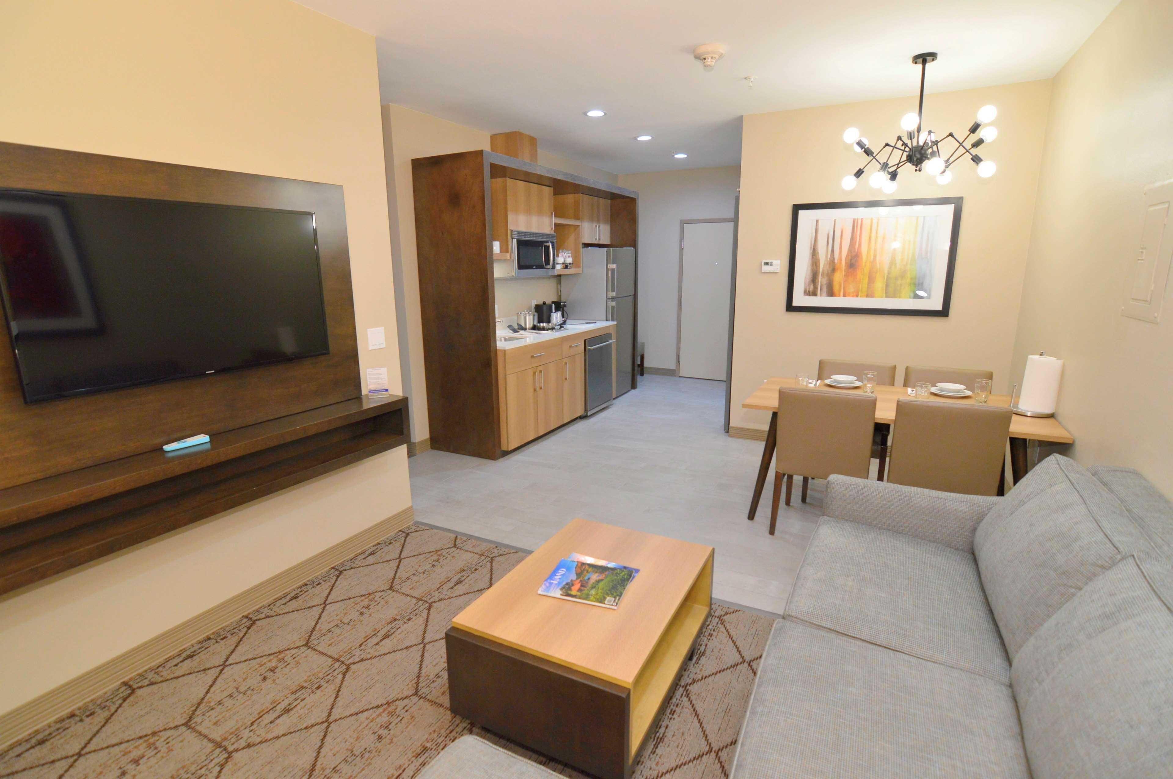 Best Western Plus Pleasanton Hotel Екстериор снимка