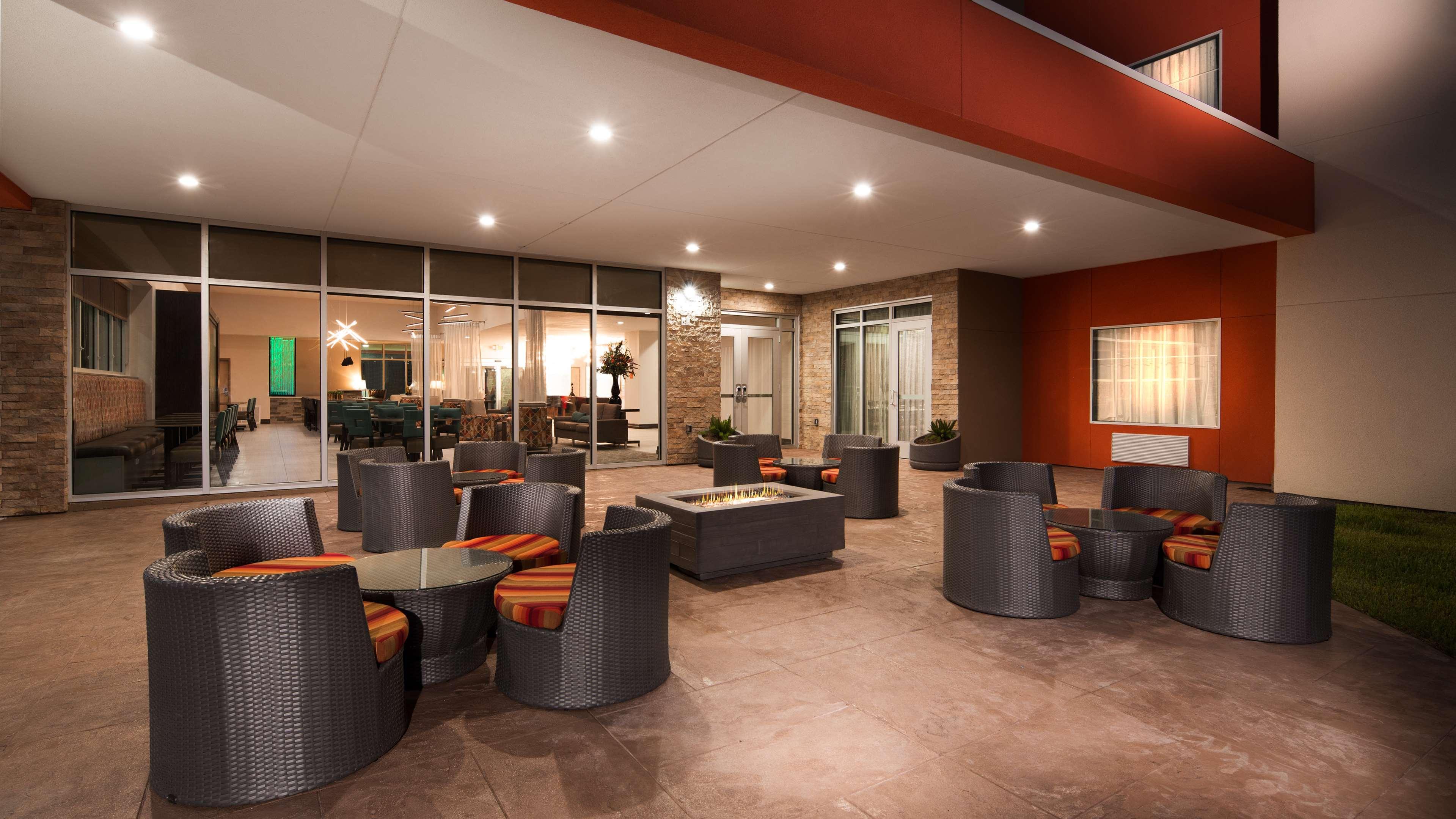 Best Western Plus Pleasanton Hotel Екстериор снимка