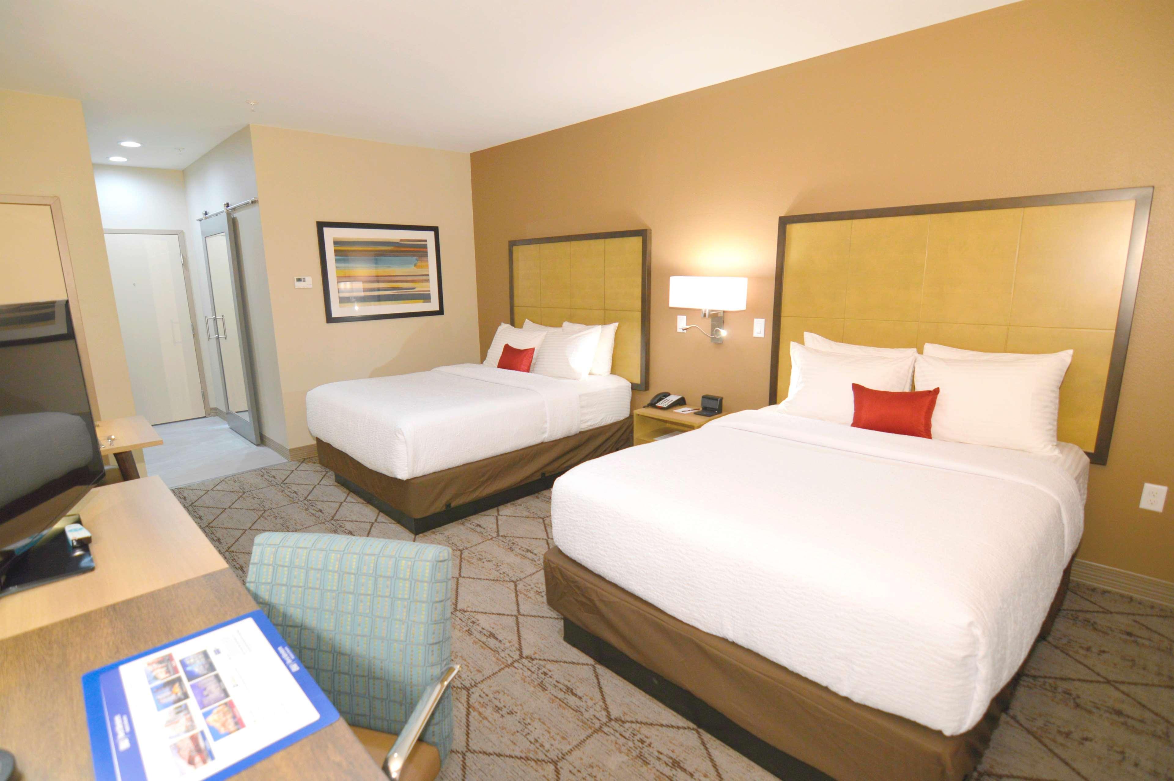 Best Western Plus Pleasanton Hotel Екстериор снимка