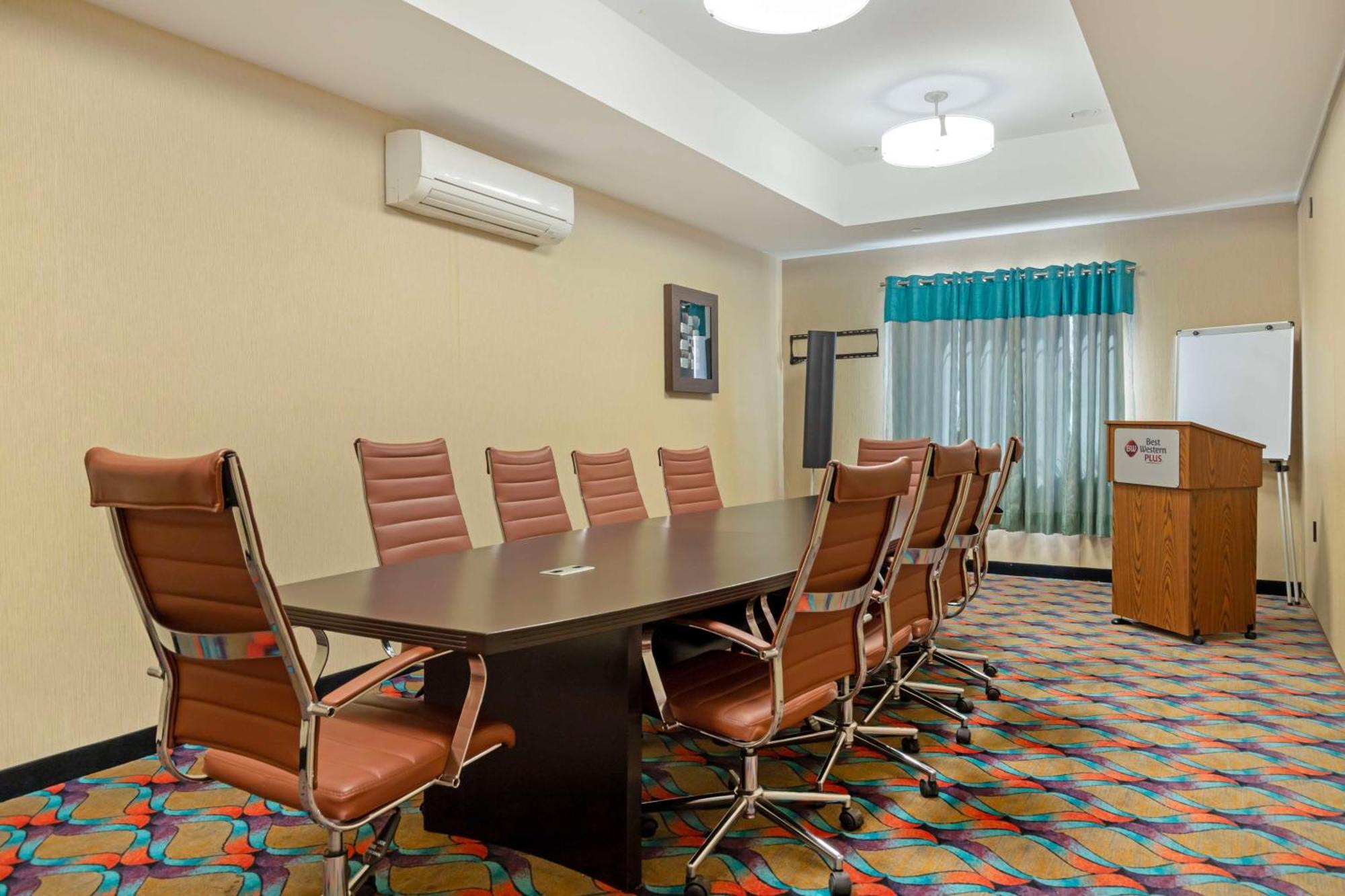 Best Western Plus Pleasanton Hotel Екстериор снимка