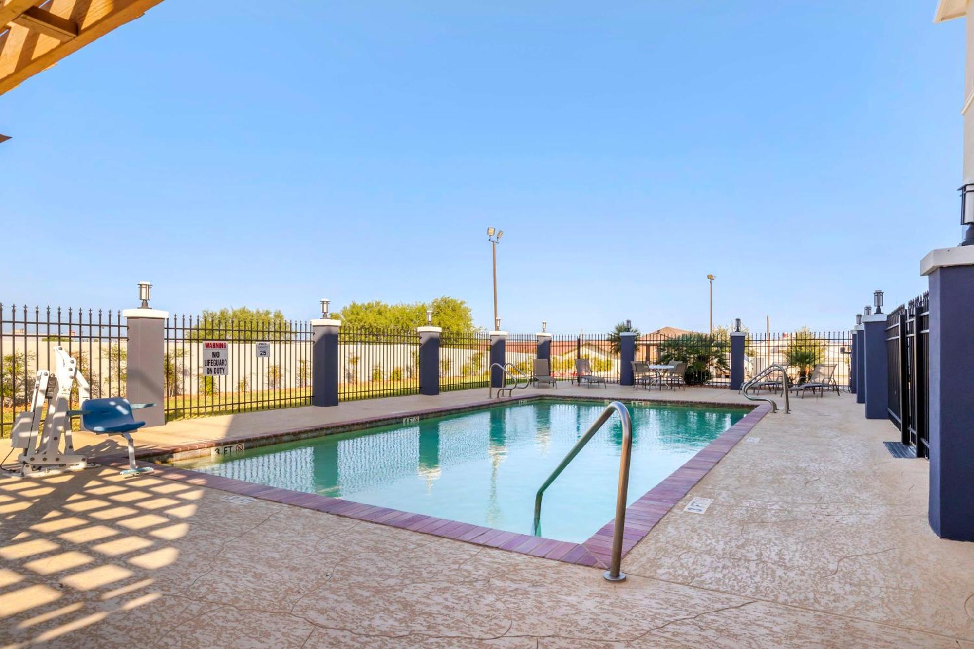 Best Western Plus Pleasanton Hotel Екстериор снимка